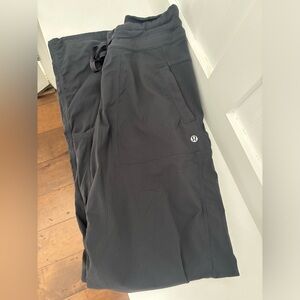 Lululemon Dance Studio Mid-Rise Pant
Regular (size 4)